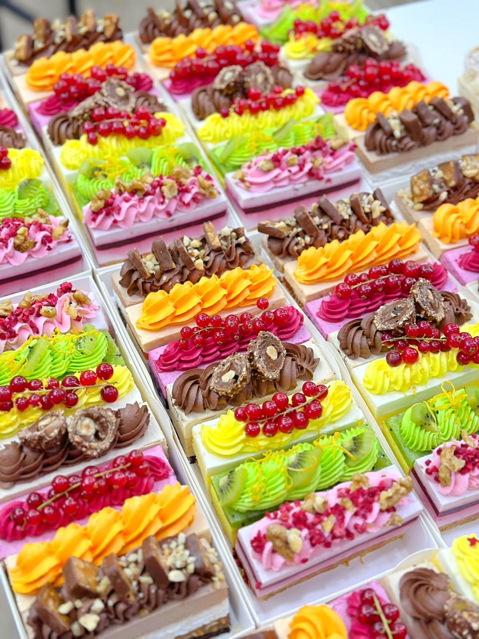 [Gift cookies, Николай Гагарин] Нарезные пирожные под заморозку (2025)