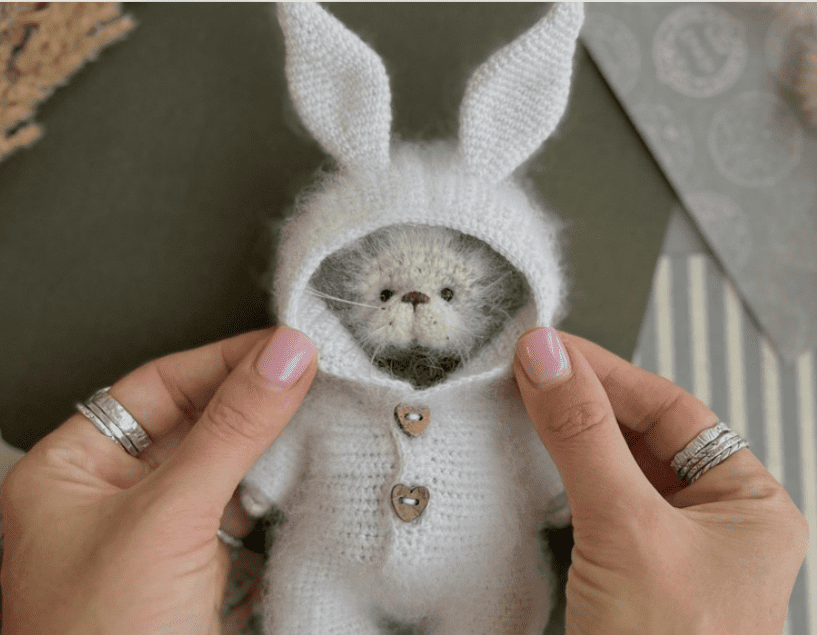 [Анастасия Пономарева] Маленький котенок в комбезе зайки (2025)