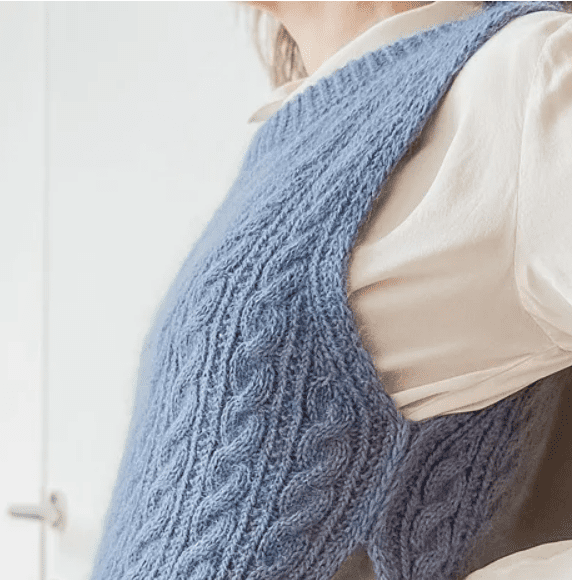 [Dorothy Offeciers] Безрукавка с японским плечом Ginger, вязанная спицами одной деталью (2025)