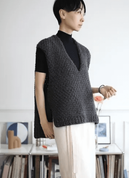 [Вяжи.ру, Рю Ямамуро] Жилет унисекс спицами из толстой пряжи Grid (2024)