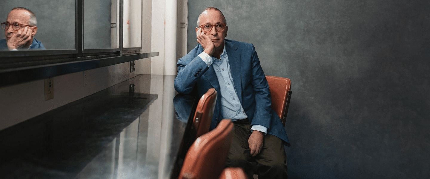 [MasterClass] Дэвид Седарис - учит писать истории с юмором (Часть 1 из 2) (2024)