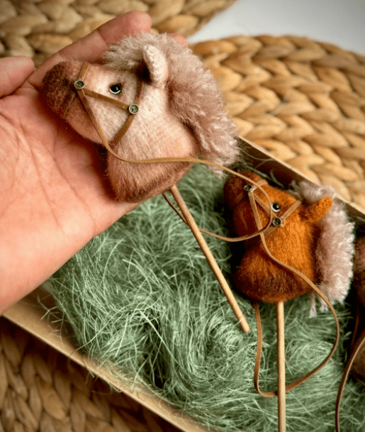 [Юлия Оголь] Лошадка на палочке (2025)