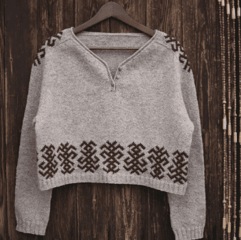 [Вяжи.ру, Elena Solier Jansа] Стильный пуловер интересной конструкции с жаккардом Niubo (2024)