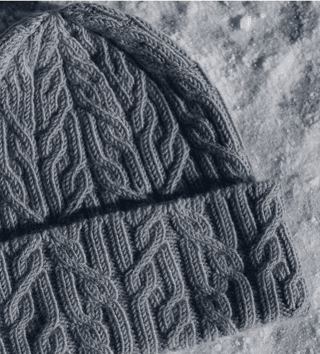 [Tayler Harris, Вяжи.ру] Красивая шапка с высоким отворотом Yalecrest, вязаная спицами снизу (2025)