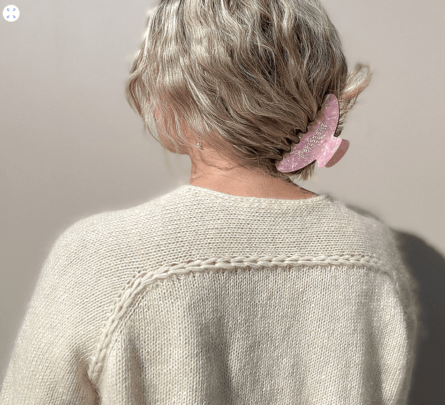 [Malin Borgersen] Красивая блуза с интересными деталями Yara_sweater, вязанная спицами сверху (2025)