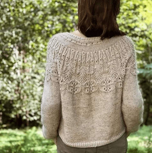 [Knitting For Breakfast, Вяжи.ру] Вязаный пуловер с круглой ажурной кокеткой Ipazia (2025)